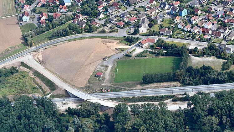 Vom früheren Hauptspielfeld des SV Zapfendorf ist aufgrund des Brückenbaus über die Bahntrasse nur noch eine braune Fläche übrig. An dieser Stelle soll aber ausreichend Raum für den neuen Sportplatz sein. Foto: Ronald Rinklef