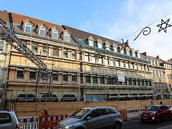 Weil Teile der Fassade und anderes in Handarbeit entfernt werden sollen, wurden die alten Sparkassengebäude in der Langen Straße vor dem Abbruch erst noch eingerüstet. Foto: Barbara Herbst