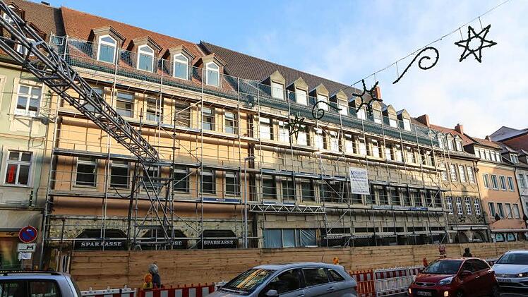 Weil Teile der Fassade und anderes in Handarbeit entfernt werden sollen, wurden die alten Sparkassengebäude in der Langen Straße vor dem Abbruch erst noch eingerüstet. Foto: Barbara Herbst