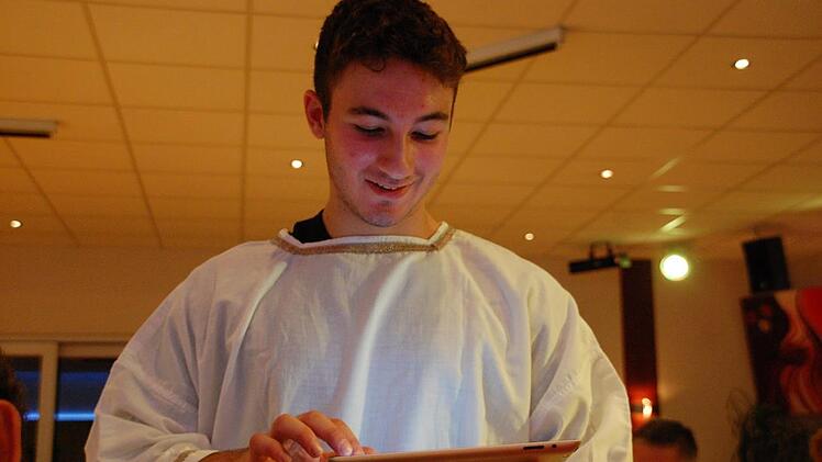 Die "Sklaven" nahmen die Bestellungen der G&auml;ste auf. Foto Uschi Prawitz