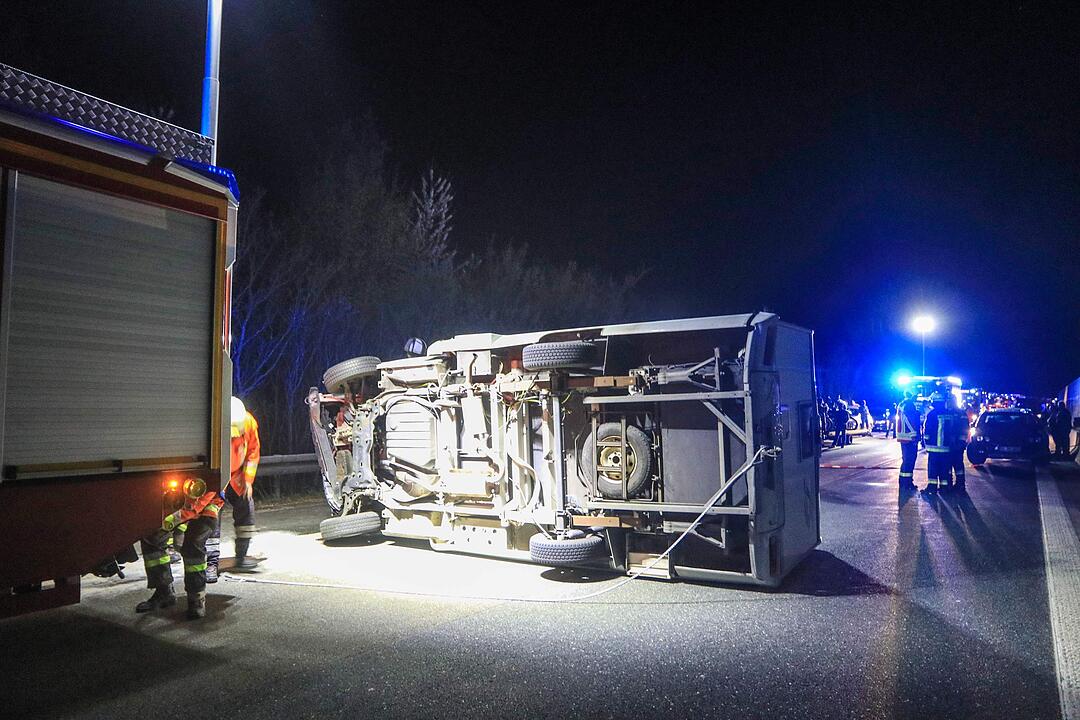 Vollbesetztes Wohnmobil kippt auf die Seite