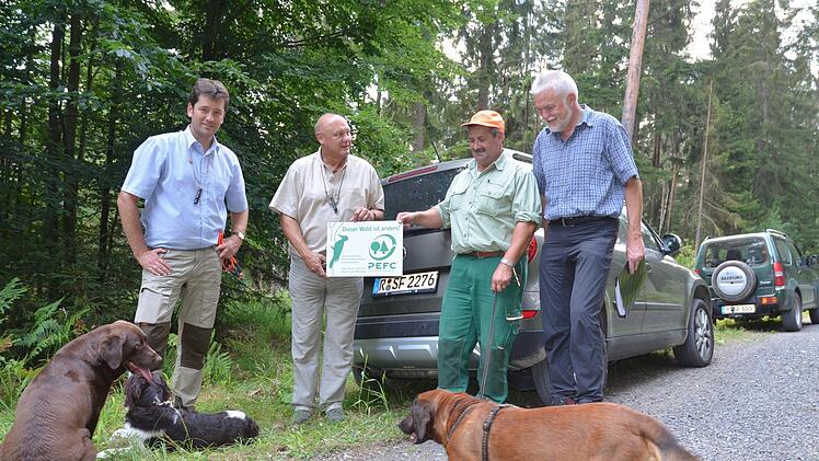Ein Schild weist auf die Zertifizierung hin (von links): Stefan Wittenberg, Albert Schrenker, Bernhard Krötzner und Wilfried Stech.