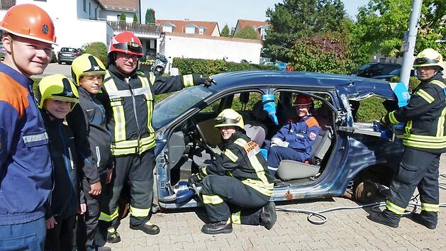Der Einsatz einer Rettungsschere wurde vorgef&uuml;hrt. Die Zuschauer waren sehr interessiert und staunten.  Foto: Lothar Weidner