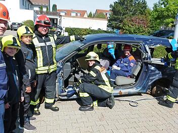 Der Einsatz einer Rettungsschere wurde vorgeführt. Die Zuschauer waren sehr interessiert und staunten.  Foto: Lothar Weidner