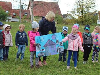 Die Kinder des Adelsdorfer Kindergartens Villa Sonnenschein fordern: Keine Elterntaxis! Lieber zu Fuß, per Roller oder Rad in den Kindergarten fahren. Fotos: Karina Brock