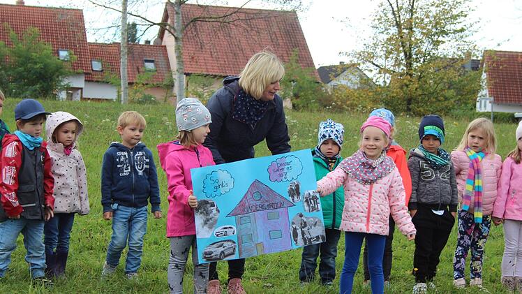 Die Kinder des Adelsdorfer Kindergartens Villa Sonnenschein fordern: Keine Elterntaxis! Lieber zu Fuß, per Roller oder Rad in den Kindergarten fahren. Fotos: Karina Brock