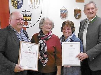 Ludwig und Josefin Bäuerlein, Maria Götz und Hermann Hübner (v.l.) bei der Auszeichnung zum Dienstjubiläum Foto: Gemeinde Aufseß