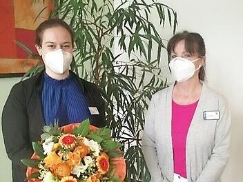 Das neue Leitungsteam im Azurit-Pflegezentrum Bad Bocklet: Hausleiterin Anna Römelsberger (links) und Pflegedienstleiterin Jana Karbowy