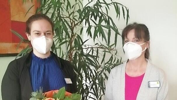 Das neue Leitungsteam im Azurit-Pflegezentrum Bad Bocklet: Hausleiterin Anna R&ouml;melsberger (links) und Pflegedienstleiterin Jana Karbowy