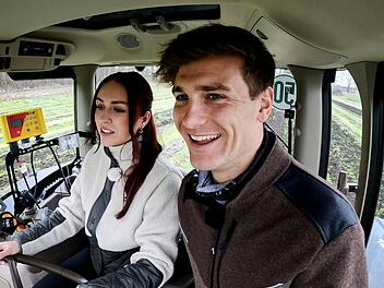 Ein paar Monate nach dem Ende von "Bauer sucht Frau" geben Laura und Friedrich in der Sonderfolge "Was ist auf den H&ouml;fen los?" Einblicke in ihr gemeinsames Leben.