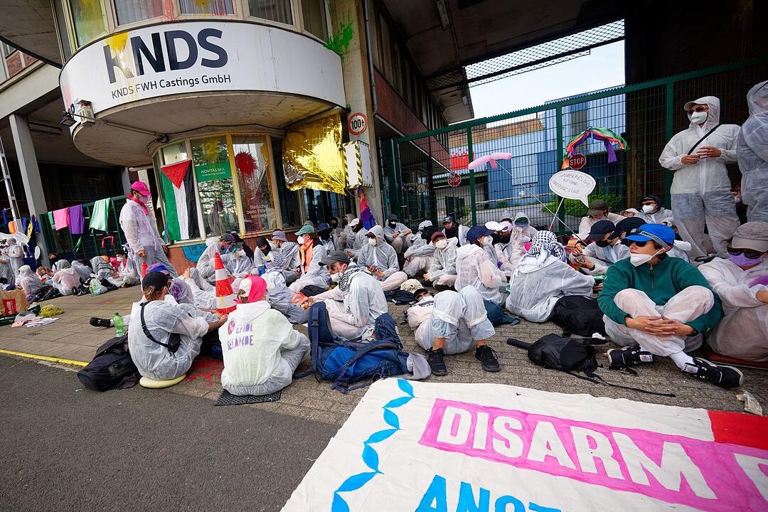 Aktivisten protestieren vor Werk des Panzerbauers KNDS