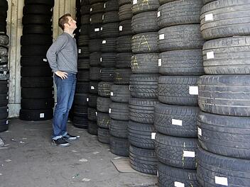 Jens Geiß im Container, aus dem der größte Teil der insgesamt 276 Räder beim Autohaus Geiß gestohlen wurde.