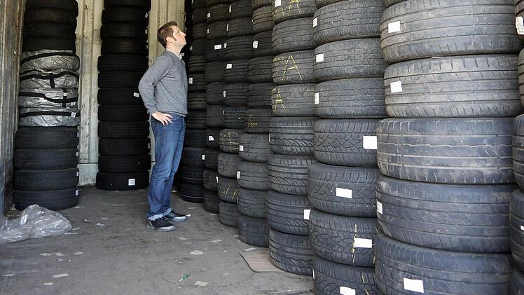 Jens Geiß im Container, aus dem der größte Teil der insgesamt 276 Räder beim Autohaus Geiß gestohlen wurde.