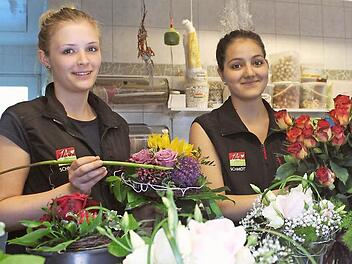 Tina Götz (links) und Laura Schober kennen sich mit Blumen hervorragend aus. In ihrem Ausbildungsbetrieb in Ebensfeld binden die beiden jungen Frauen einen Tag nach ihrer Abschlussprüfung schon wieder fleißig Sträuße. Fotos: Thomas Heuchling