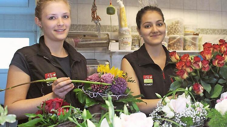 Tina Götz (links) und Laura Schober kennen sich mit Blumen hervorragend aus. In ihrem Ausbildungsbetrieb in Ebensfeld binden die beiden jungen Frauen einen Tag nach ihrer Abschlussprüfung schon wieder fleißig Sträuße. Fotos: Thomas Heuchling