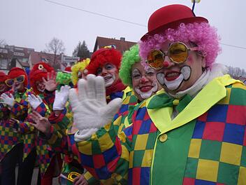 Ohne Frauen geht im Zug gar nichts mehr: Die Weichendorfer Gymnastikdamen traten als Clowns-Riege an.  Foto: Anette Schreiber
