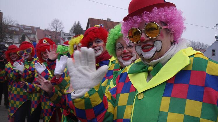 Ohne Frauen geht im Zug gar nichts mehr: Die Weichendorfer Gymnastikdamen traten als Clowns-Riege an.  Foto: Anette Schreiber