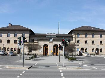 Der Lichtenfelser Bahnhof ist ein "Baudenkmal erster Sorte", wie es Bezirksheimatpfleger Günter Dippold formuliert. Das Sandsteingebäude wurde nach dem Entwurf des angesehenen Architekten Gottfried Neureuther erbaut. Die Bahnstrecke wurde 1846 eröffnet. Das Haupt-Empfangsgebäude war 1849 fertig. Fotos: Popp