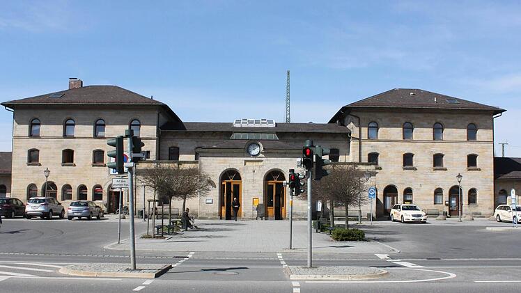 Der Lichtenfelser Bahnhof ist ein "Baudenkmal erster Sorte", wie es Bezirksheimatpfleger Günter Dippold formuliert. Das Sandsteingebäude wurde nach dem Entwurf des angesehenen Architekten Gottfried Neureuther erbaut. Die Bahnstrecke wurde 1846 eröffnet. Das Haupt-Empfangsgebäude war 1849 fertig. Fotos: Popp