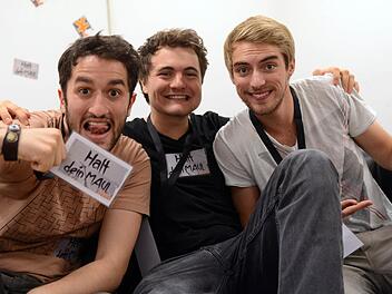 ARCHIV - Die Youtube-Stars «Y-Titty.I» Oguz Yilmaz (OG - l-r), Philipp Laude (Phil) und Matthias Roll (TC) aus Hilpoltstein posieren am 24.08.2013 in Köln beim Videoday. «Y-Titty.I» Foto: Caroline Seidel/ dpa
