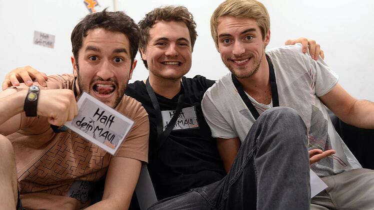 ARCHIV - Die Youtube-Stars «Y-Titty.I» Oguz Yilmaz (OG - l-r), Philipp Laude (Phil) und Matthias Roll (TC) aus Hilpoltstein posieren am 24.08.2013 in Köln beim Videoday. «Y-Titty.I» Foto: Caroline Seidel/ dpa