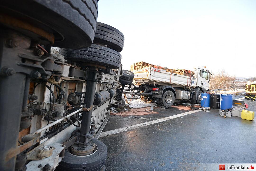 Lkw-Unfall auf A70: Bagger kippt auf Fahrbahn