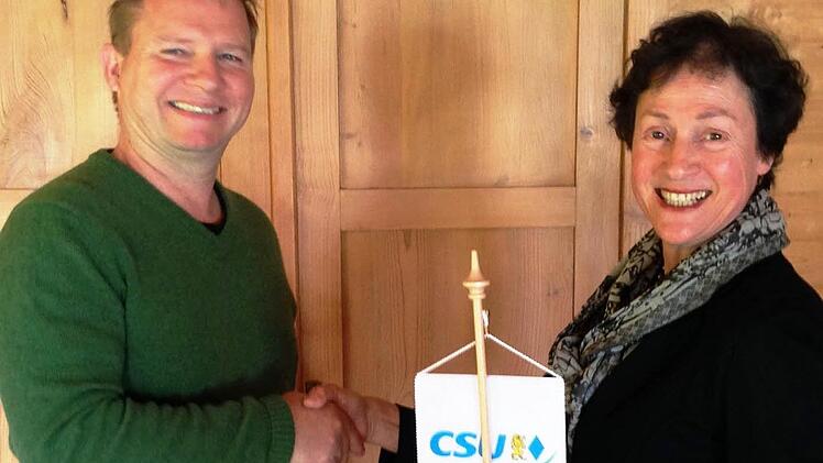 Den CSU-Stammtischwimpel überreichte Ortsvorsitzende Gudrun Heil-Franke an Bernd Vormwald-Kaeppele. Foto: Werner Vogel