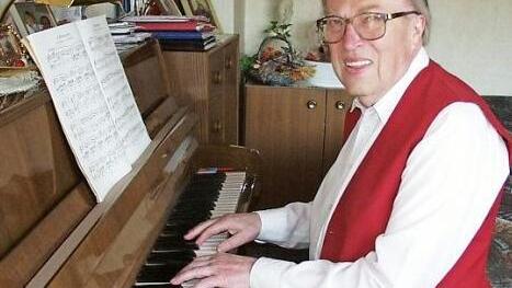 So kennen ihn die Wartenfelser: Ottmar Föhr beim Musizieren. Das Bild entstand zu seinem 75. Geburtstag. Foto: Archiv/Klaus-Peter Wulf