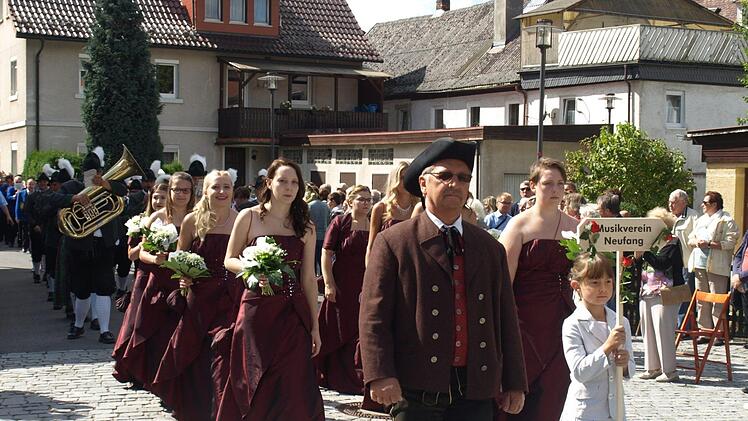 Ehrendamen des Musikvereins Neufang Foto: Susanne Deuerling