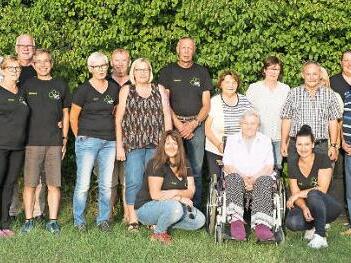 Die neuen Vorsitzenden Uwe Holewa (3. von rechts), Yvonne Stammberger (6. von rechts) und Kassiererin Jutta G&ouml;ldel und Mitglieder, die seit dem Gr&uuml;ndungsjahr dabei sind. Foto: Werner Knoth
