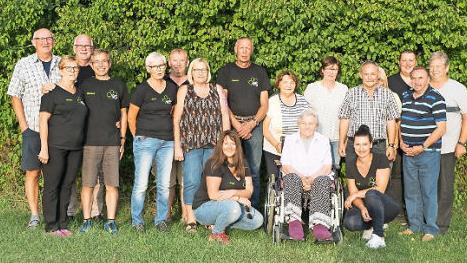 Die neuen Vorsitzenden Uwe Holewa (3. von rechts), Yvonne Stammberger (6. von rechts) und Kassiererin Jutta G&ouml;ldel und Mitglieder, die seit dem Gr&uuml;ndungsjahr dabei sind. Foto: Werner Knoth