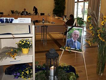 Die Bevölkerung kann sich im Foyer des Rathauses von Heinrich Süß verabschieden. Foto: Richard Sänger