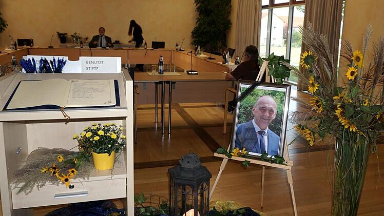 Die Bevölkerung kann sich im Foyer des Rathauses von Heinrich Süß verabschieden. Foto: Richard Sänger