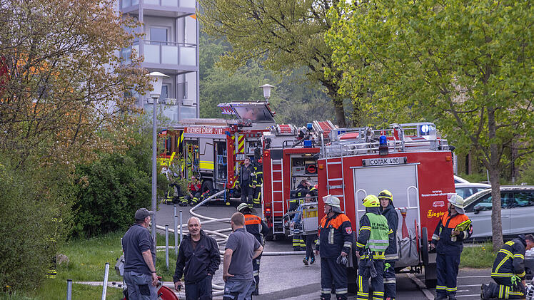 Dachstuhl in Vollbrand: Feuer in Mehrfamilienhaus
