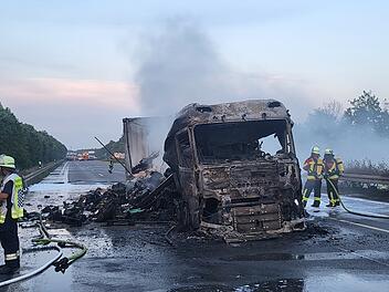 Lastwagen ger&auml;t auf Autobahn in Brand: Eine Person verletzt