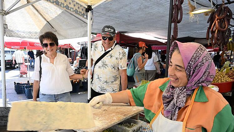 Petra und Herbert sch&auml;tzen es, dass sie auf dem Markt in Alanya vergleichsweise g&uuml;nstig einkaufen k&ouml;nnen.