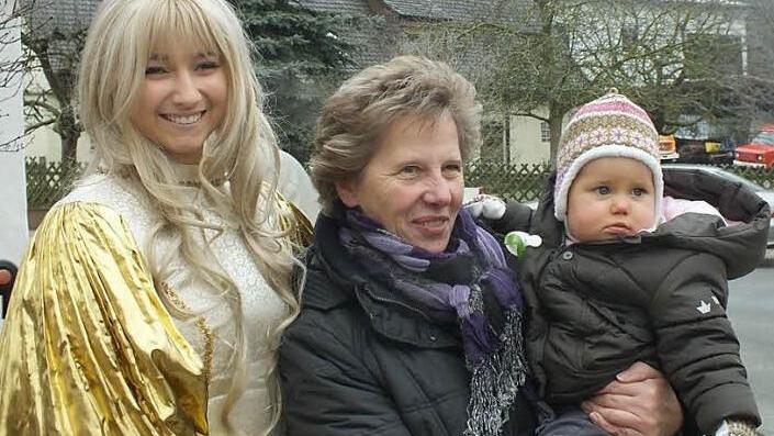 Christkind Nina Möhrenschlager im Einsatz mit Charlotte Theinl und deren Enkelin Julia