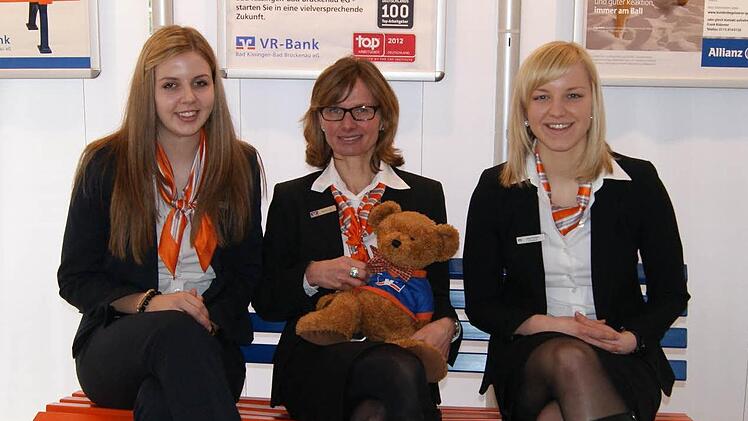 Personalreferentin Beatrix Lieb (Mitte) mit den Bank-Auszubildenden Johanna Klug (links) und Luisa Herbert (rechts).