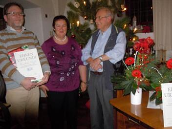 Ehrungen beim BLLV (von links): Reinhold Klöffel, stellvertretende Kreisvorsitzende Anneliese Albert und Hubert Breitenbach Foto: BLLV