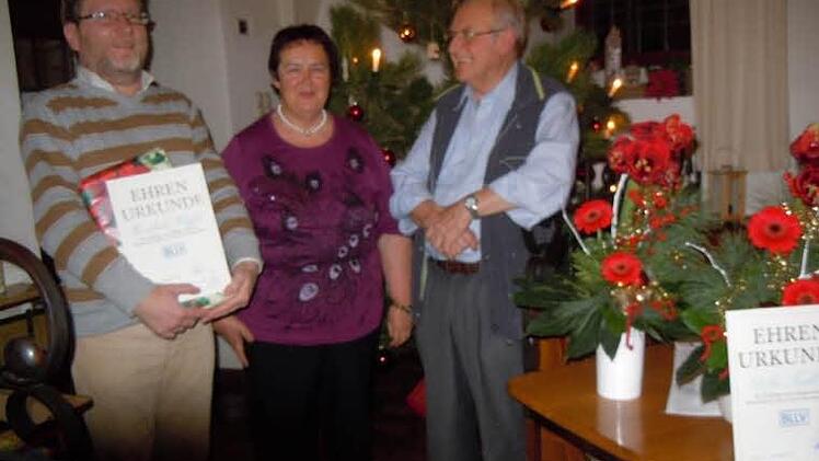 Ehrungen beim BLLV (von links): Reinhold Klöffel, stellvertretende Kreisvorsitzende Anneliese Albert und Hubert Breitenbach Foto: BLLV