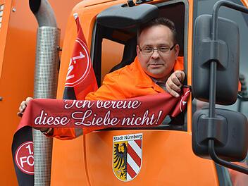 Treuer Fan: Wolfgang Nägele in seinem Club-Straßenkehrer. Foto Nikolas Pelke