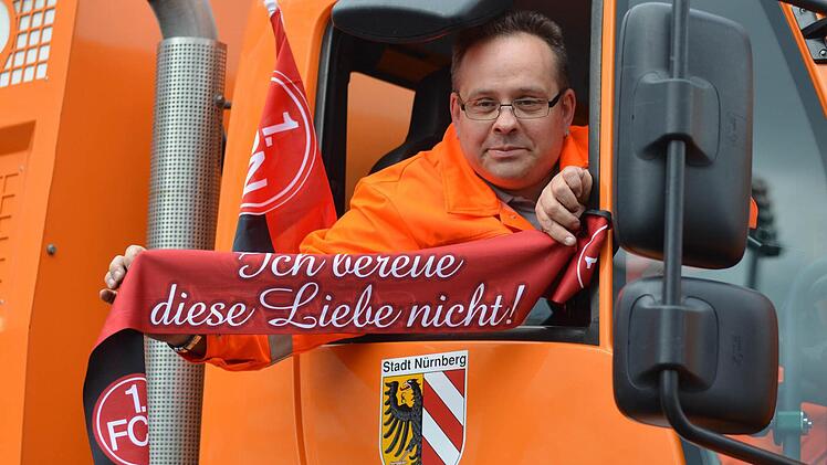 Treuer Fan: Wolfgang Nägele in seinem Club-Straßenkehrer. Foto Nikolas Pelke