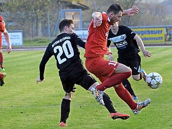 Auf dem Platz geben die Landesliga-Fußballer des Baiersdorfer SV nach wie vor alles, hier Florian Eichinger (am Ball) am vergangenen Wochenende im Spiel gegen Bayern Kitzingen. Die Mehrheit der Mannschaft will auch ohne Prämien weiter beim BSV spielen. Foto: Herzopress