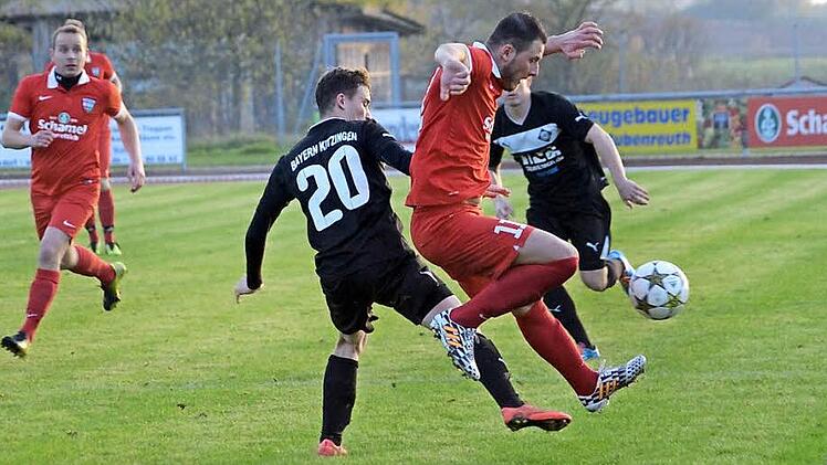 Auf dem Platz geben die Landesliga-Fußballer des Baiersdorfer SV nach wie vor alles, hier Florian Eichinger (am Ball) am vergangenen Wochenende im Spiel gegen Bayern Kitzingen. Die Mehrheit der Mannschaft will auch ohne Prämien weiter beim BSV spielen. Foto: Herzopress