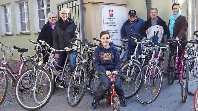 Der Lions Club Kronach Festung Rosenberg spendete zwölf Fahrräder für Flüchtlinge und Hilfsbedürftige. Das Bild zeigt bei der Anlieferung (von links) Caritas-Kreisgeschäftsführerin Cornelia Thron, LC-Mitgliederbeauftragte Angelika Woll, Matti Kirchbach, Fahrradhändler Bartl Querfurth, LC-Schatzmeister Peter Gottmann und LC-Vizepräsidentin Daniela Wölfel.  Foto: Heike Schülein