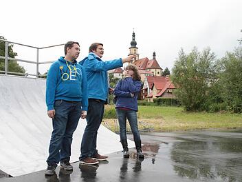 Adrian Schramm, Jonas Gleich und Annie Bauerschmidt (von links) gehören zum harten Kern des Stadtsteinacher Jugendparlaments und wollen mit ihren Ideen die Freizeitangebote verbessern. Im Juli werden sie bei der Neugestaltung des Skaterplatzes mitanpacken. Foto: Dagmar Besand
