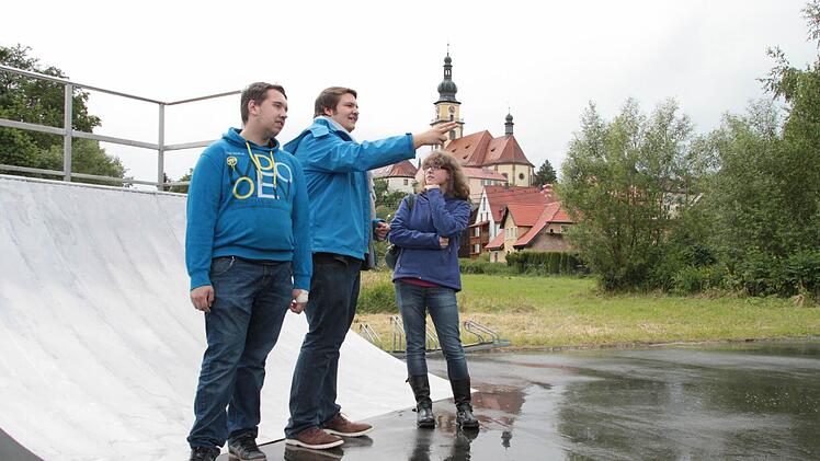 Adrian Schramm, Jonas Gleich und Annie Bauerschmidt (von links) gehören zum harten Kern des Stadtsteinacher Jugendparlaments und wollen mit ihren Ideen die Freizeitangebote verbessern. Im Juli werden sie bei der Neugestaltung des Skaterplatzes mitanpacken. Foto: Dagmar Besand