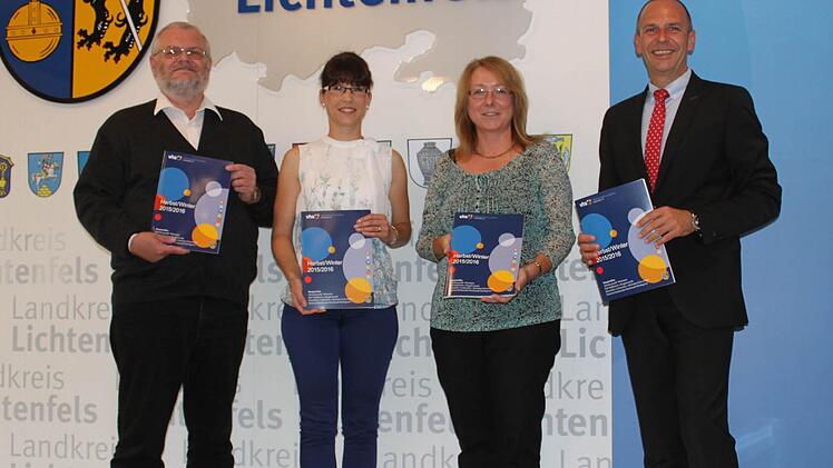 Stellten das Herbst-/Winterprogramm vor: der neue VHS-Leiter Michael Barnickel (von links) mit seinen Mitarbeiterinnen Saskia Düll und Jutta Schöpf; Vorsitzender der VHS ist weiterhin Landrat Christian Meißner. Foto: Popp