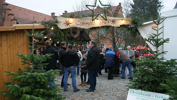 Ein besonders schönes Ambiente bot der "Sternlesmarkt" in Oberschleichach, den die Feuerwehr in diesem Jahr erstmals veranstaltete. Die Besucher lobten die Stimmung wie auch die hochwertigen Waren, die angeboten wurden.