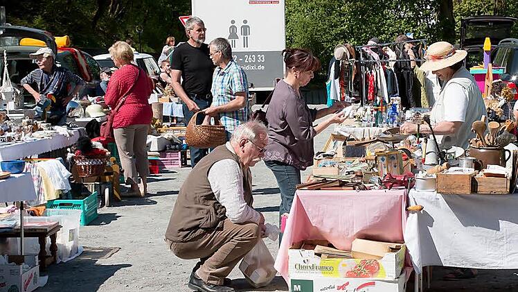 Publikumsmagnet: der Wochenend-Flohmarkt auf dem Schützenplatz anlässlich des internationalen Puppenfestival. Foto: ALbert Höchstädter